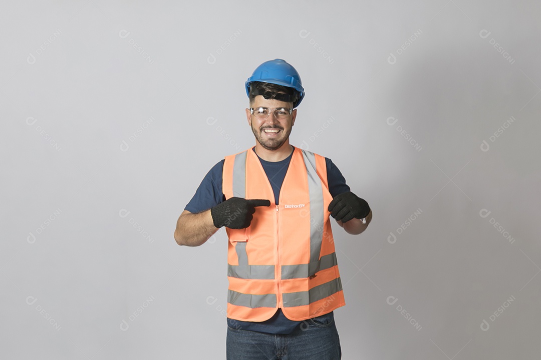 Lindo homem jovem construtor sobre fundo isolado branco