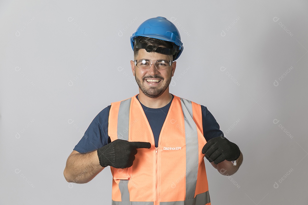 Lindo homem jovem construtor sobre fundo isolado branco
