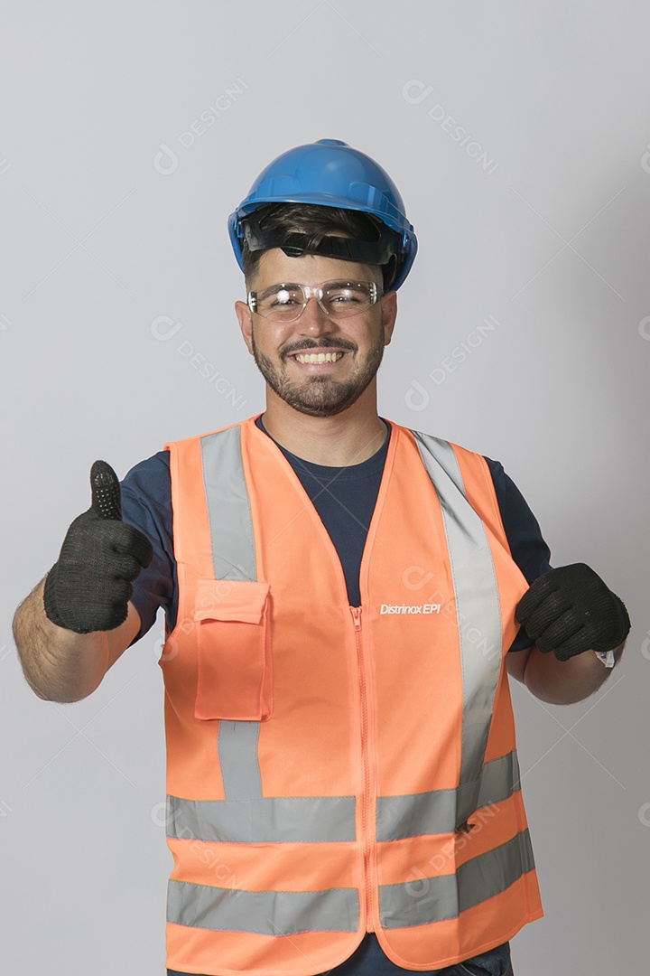 Lindo homem jovem construtor sobre fundo isolado branco