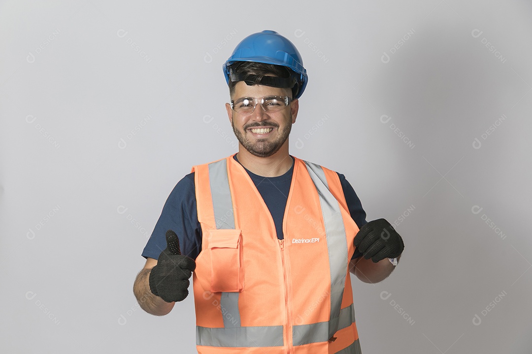 Lindo homem jovem construtor sobre fundo isolado branco