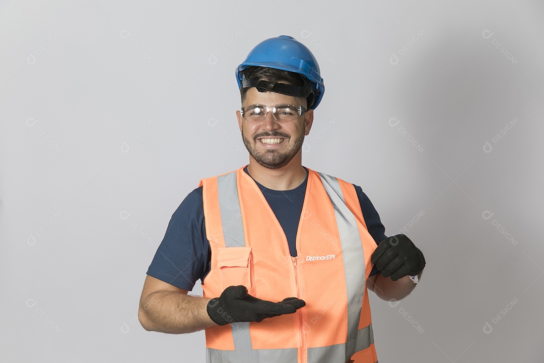 Lindo homem jovem construtor sobre fundo isolado branco