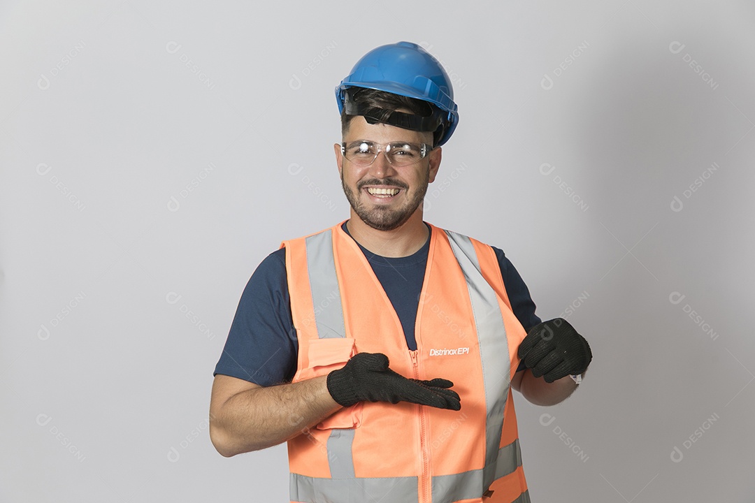 Lindo homem jovem construtor sobre fundo isolado branco