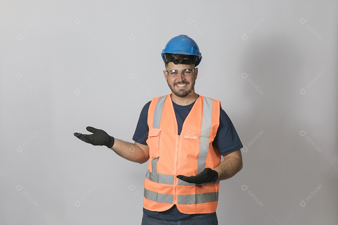 Lindo homem jovem construtor sobre fundo isolado branco