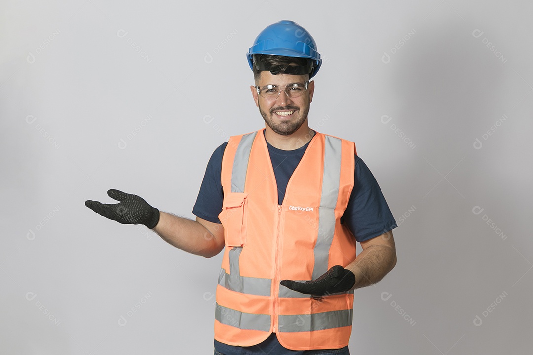Lindo homem jovem construtor sobre fundo isolado branco
