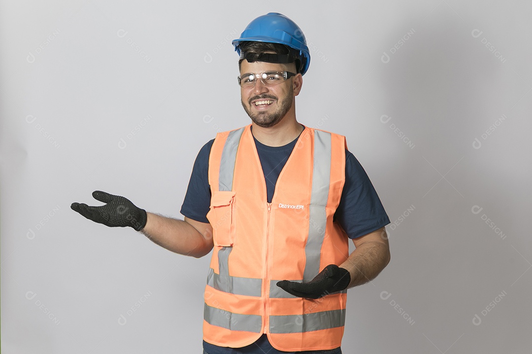Lindo homem jovem construtor sobre fundo isolado branco