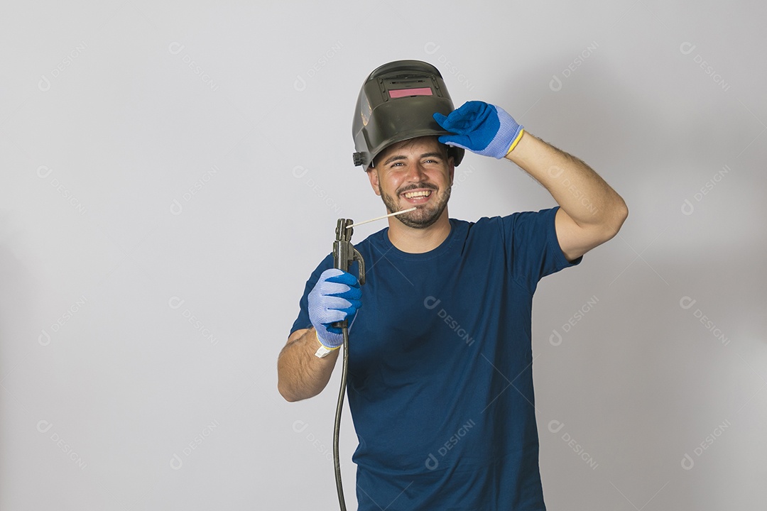 A imagem mostra um soldador, um profissional especializado em unir materiais metálicos através de processos de soldagem