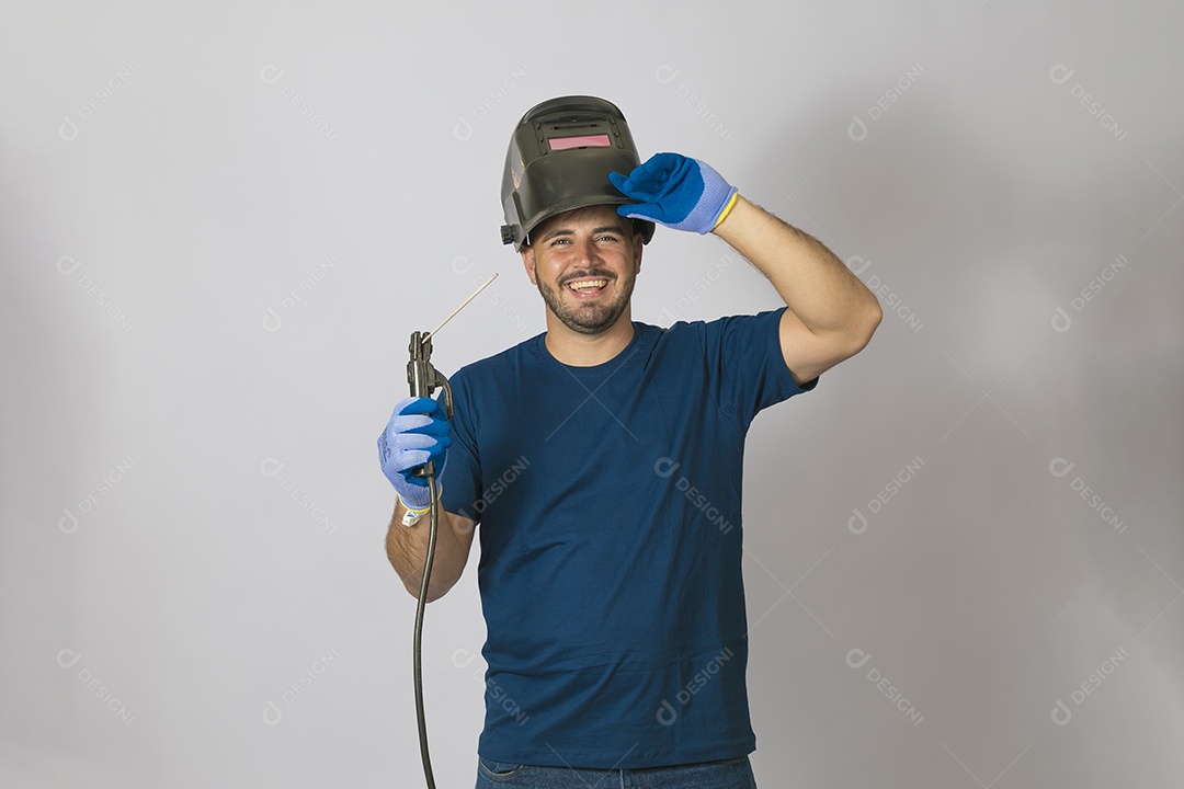 A imagem mostra um soldador, um profissional especializado em unir materiais metálicos através de processos de soldagem
