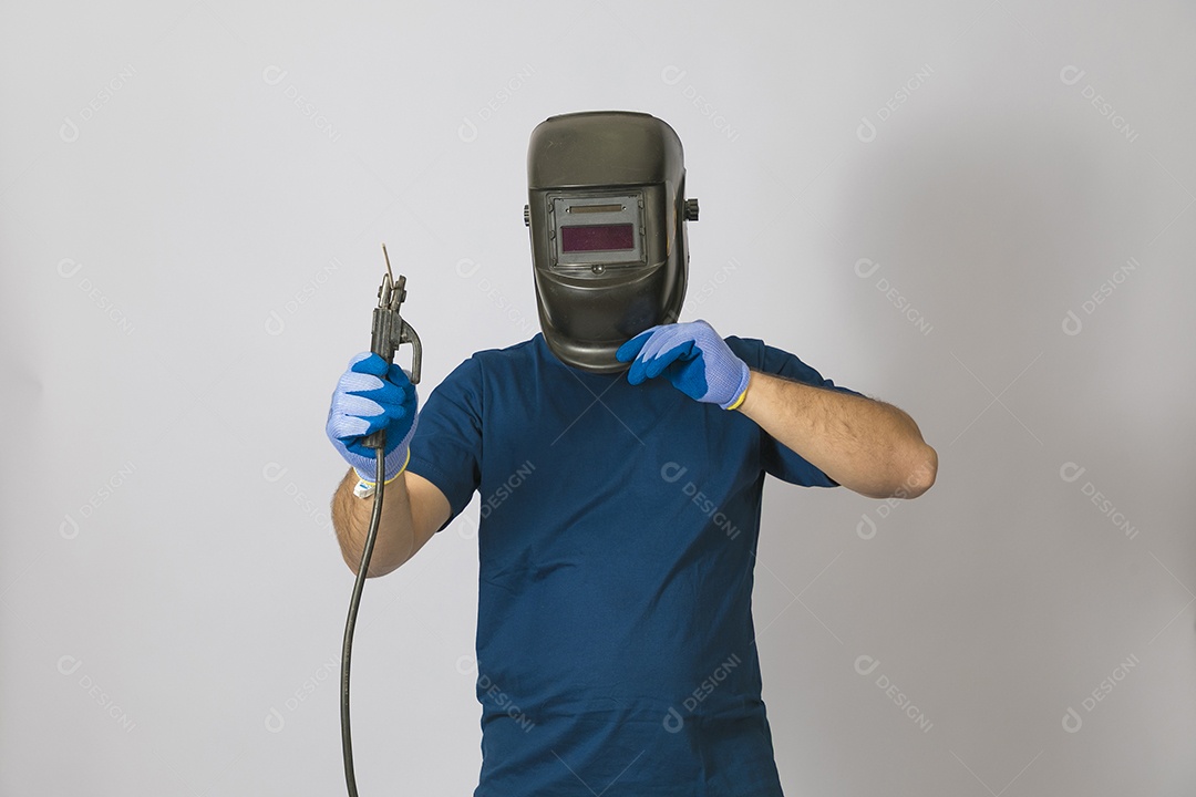 A imagem mostra um soldador, um profissional especializado em unir materiais metálicos através de processos de soldagem