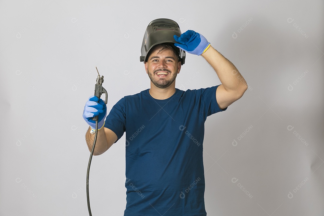 A imagem mostra um soldador, um profissional especializado em unir materiais metálicos através de processos de soldagem