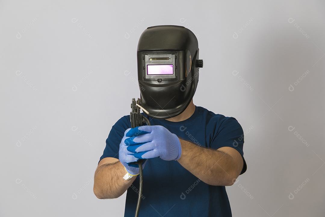 A imagem mostra um soldador, um profissional especializado em unir materiais metálicos através de processos de soldagem