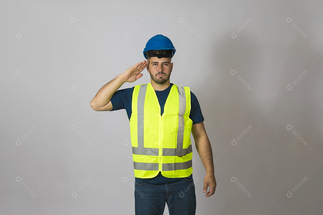 Lindo homem jovem construtor sobre fundo isolado branco