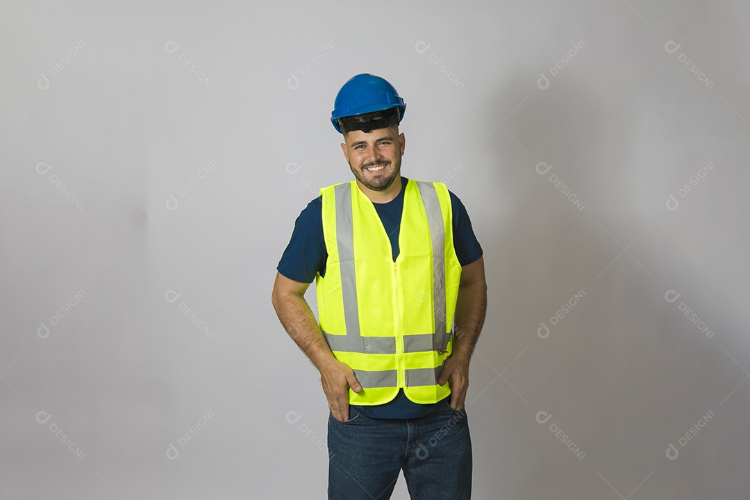 Lindo homem jovem construtor sobre fundo isolado branco