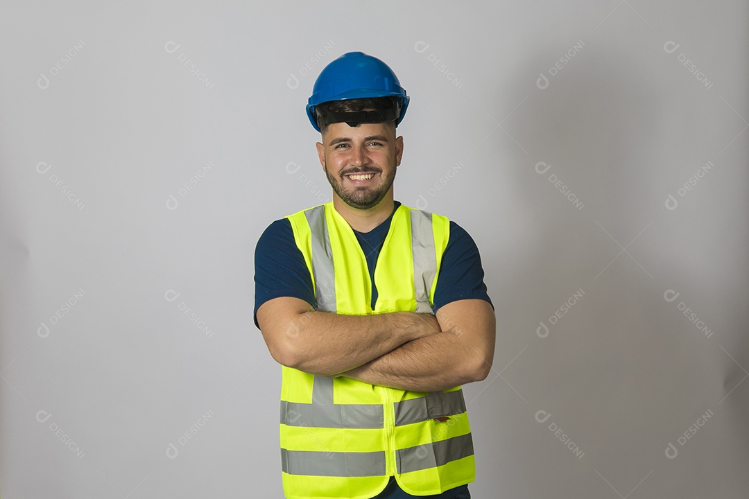 Lindo homem jovem construtor sobre fundo isolado branco