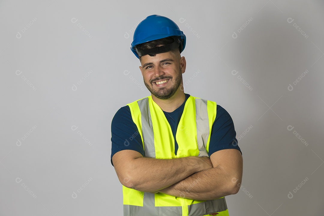 Lindo homem jovem construtor sobre fundo isolado branco