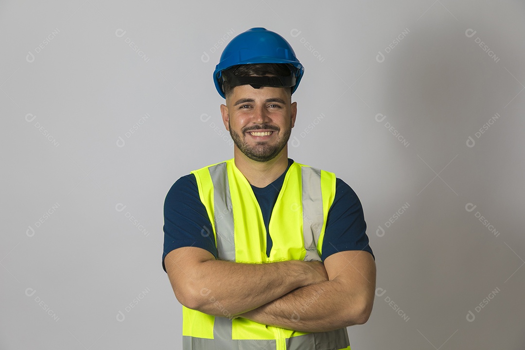 Lindo homem jovem construtor sobre fundo isolado branco