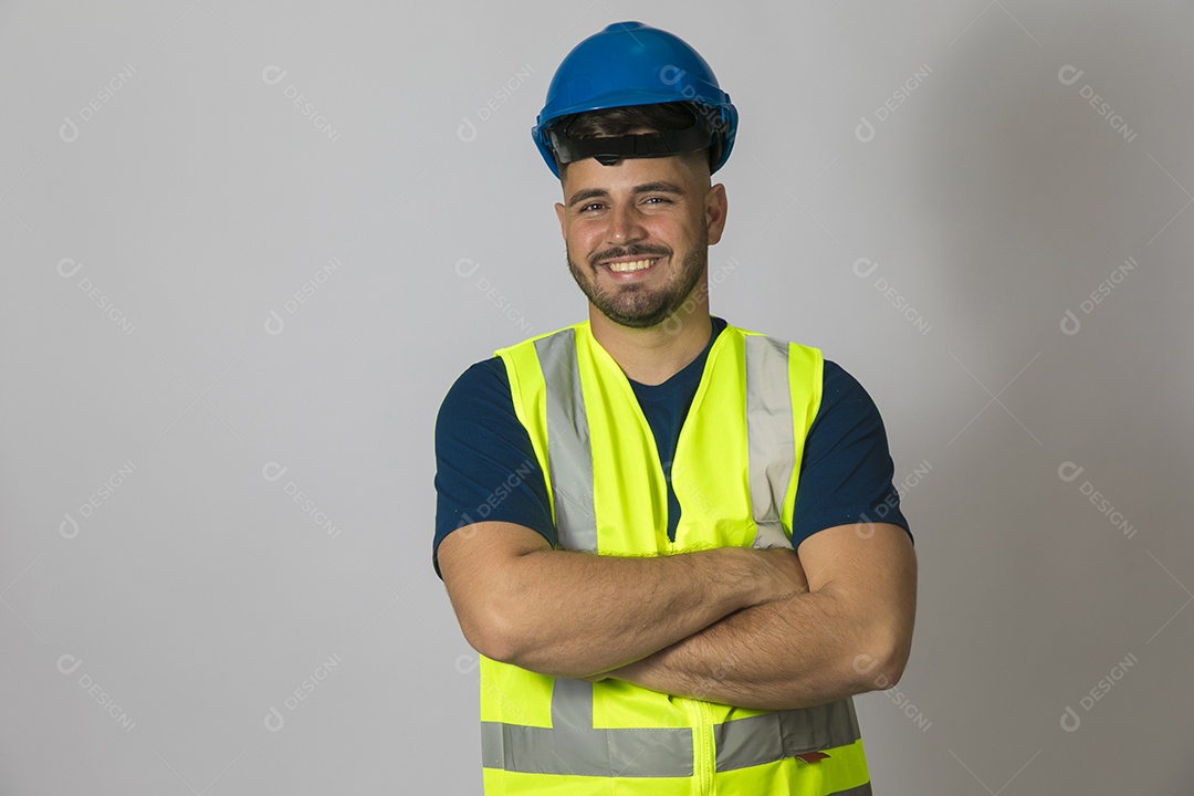 Lindo homem jovem construtor sobre fundo isolado branco
