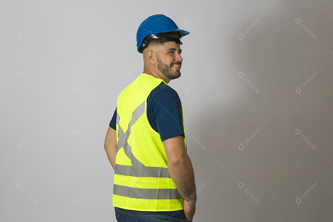 Lindo homem jovem construtor sobre fundo isolado branco