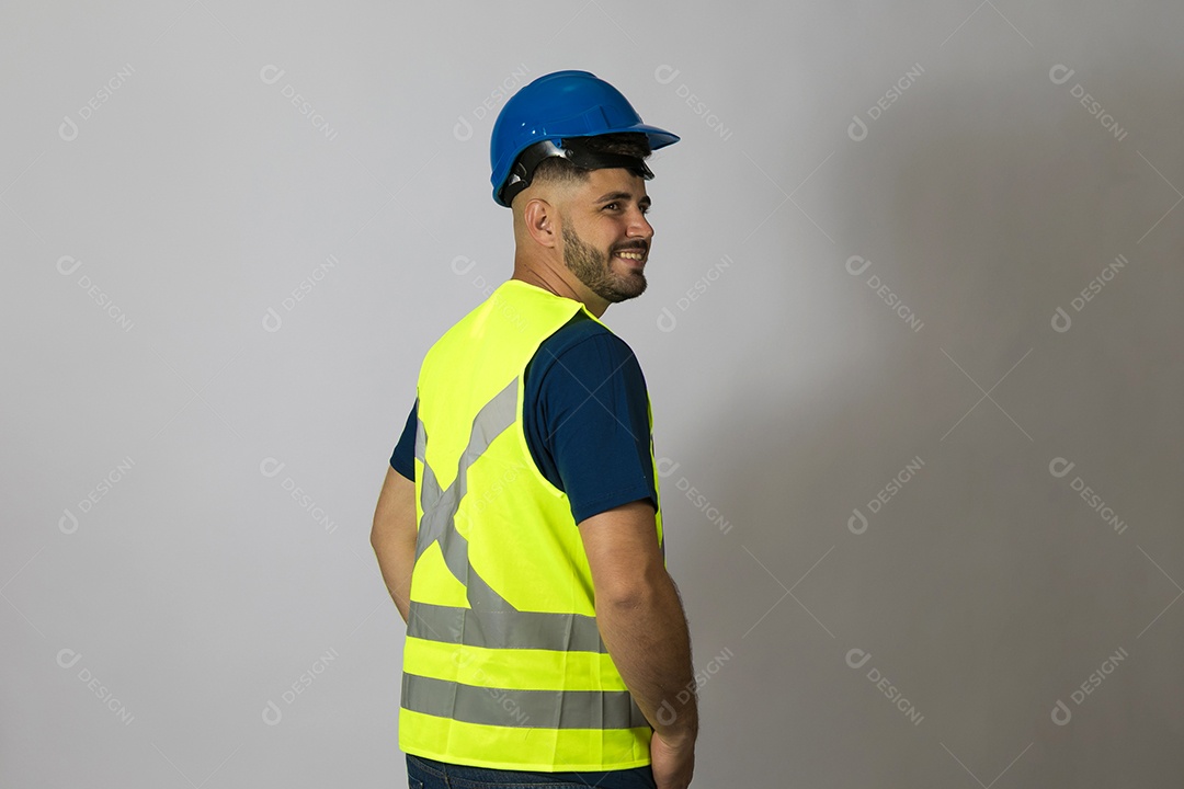 Lindo homem jovem usando abafador de Ruídos