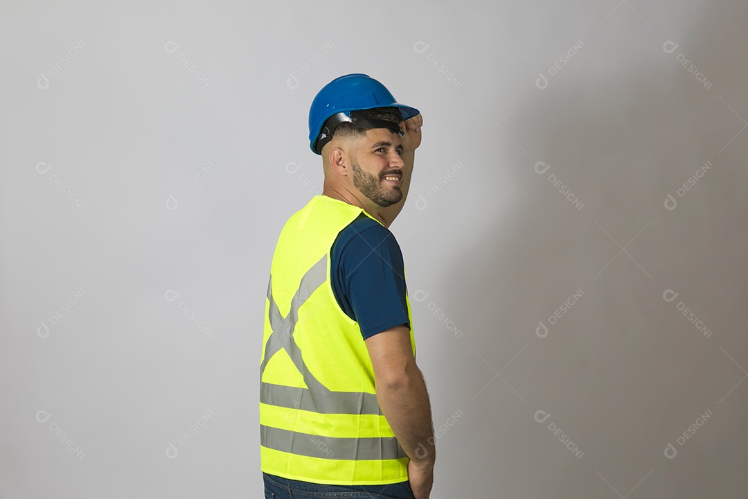 Lindo homem jovem construtor sobre fundo isolado branco