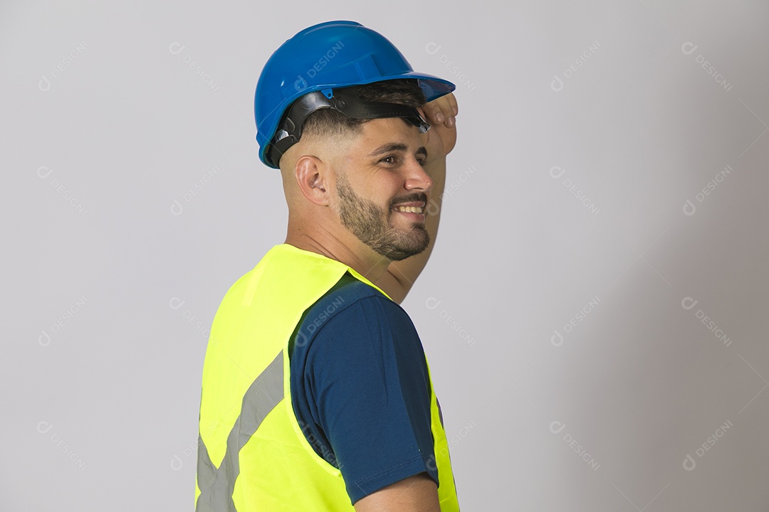 Lindo homem jovem construtor sobre fundo isolado branco