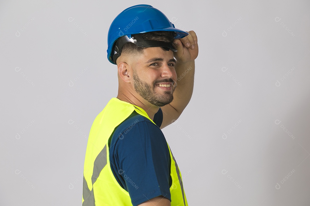 Lindo homem jovem construtor sobre fundo isolado branco