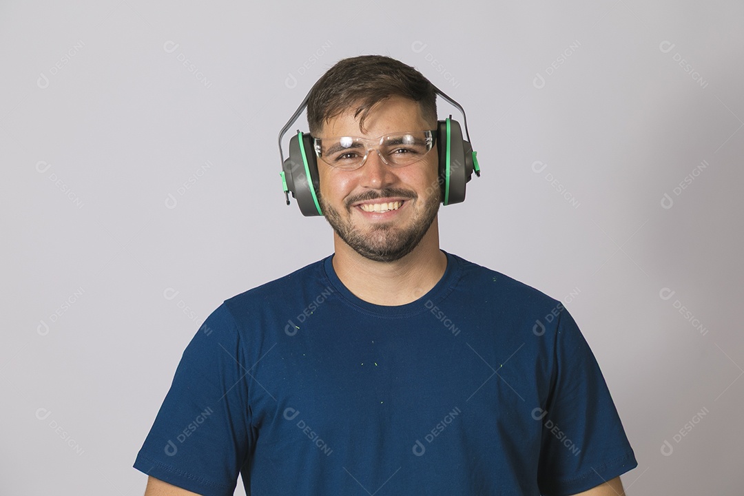 Lindo homem jovem usando abafador de Ruídos