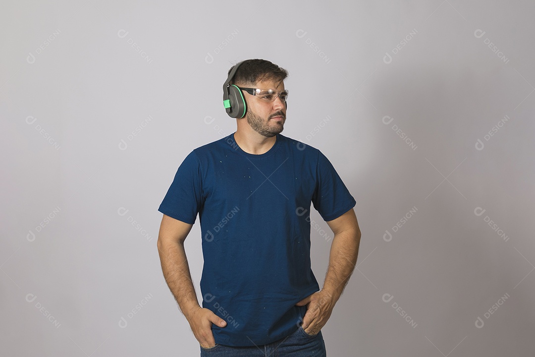Lindo pai ao lado de sua filha felizes e sorridentes fundo isolado branco