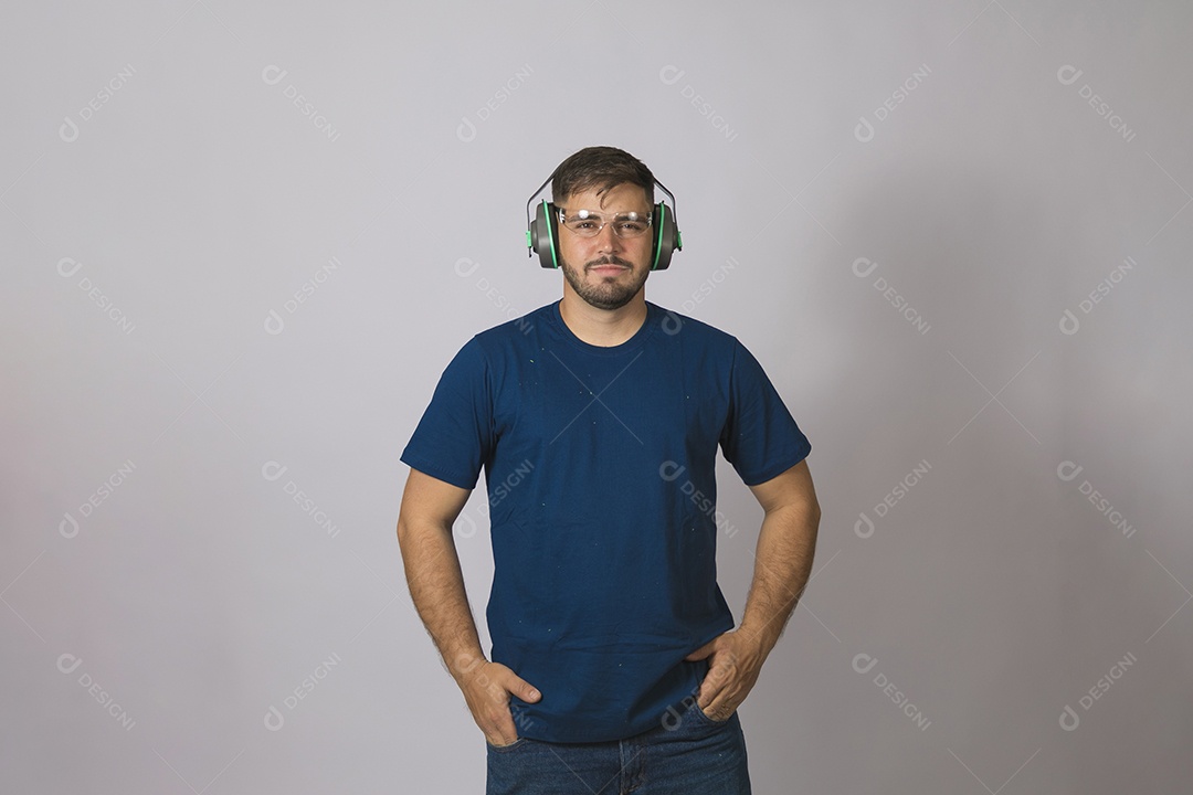 Lindo homem jovem usando abafador de Ruídos