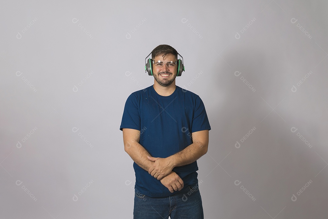 Lindo homem jovem usando abafador de Ruídos