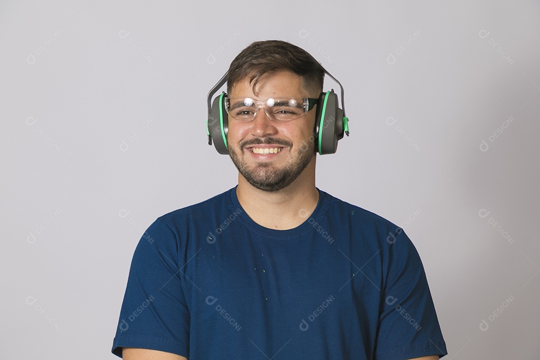 Lindo homem jovem usando abafador de Ruídos