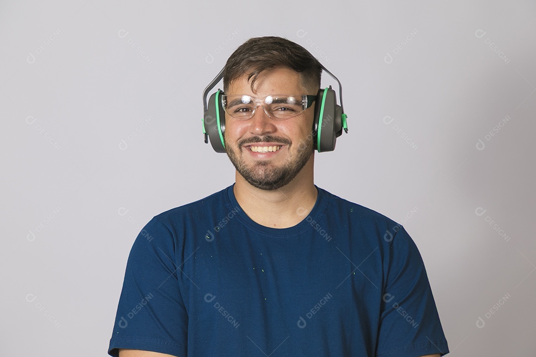 Lindo homem jovem usando abafador de Ruídos