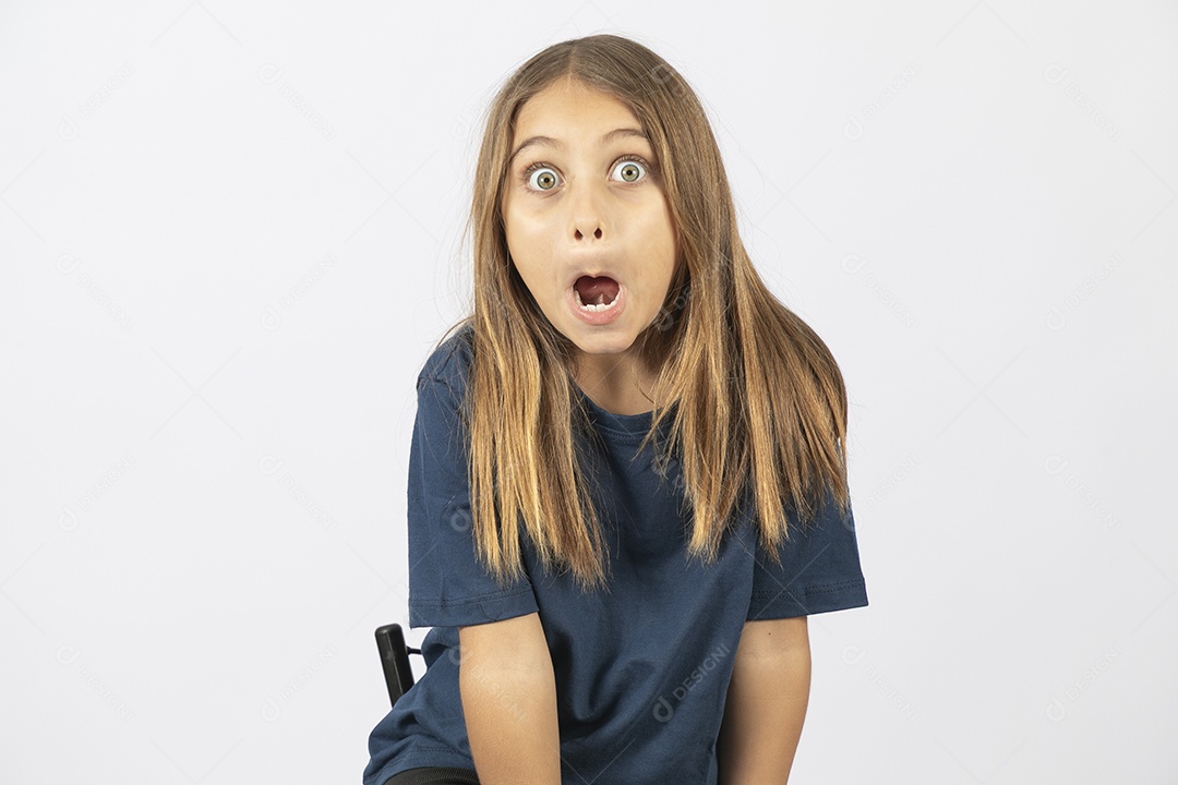 Linda garotinha usando capacete de segurança sobre fundo isolado branco