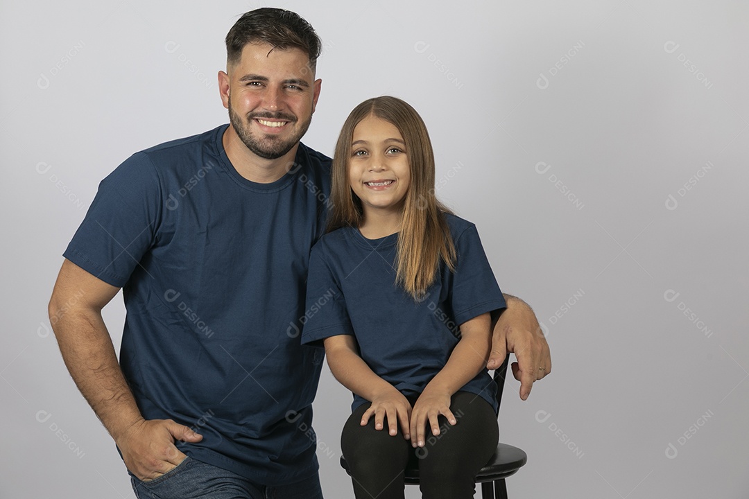 Lindo pai ao lado de sua filha felizes e sorridentes fundo isolado branco
