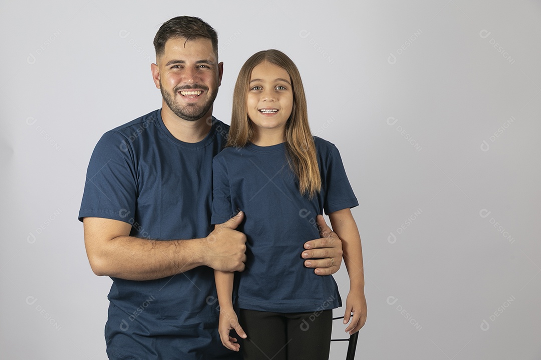 Lindo pai ao lado de sua filha felizes e sorridentes fundo isolado branco