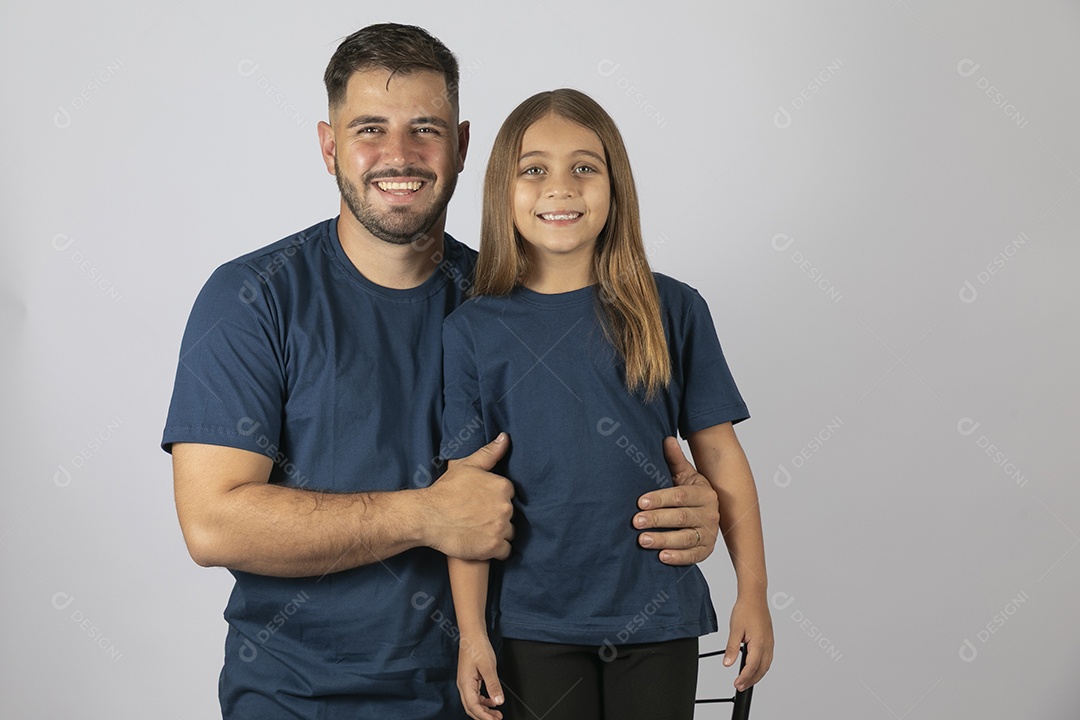 Lindo pai ao lado de sua filha felizes e sorridentes fundo isolado branco