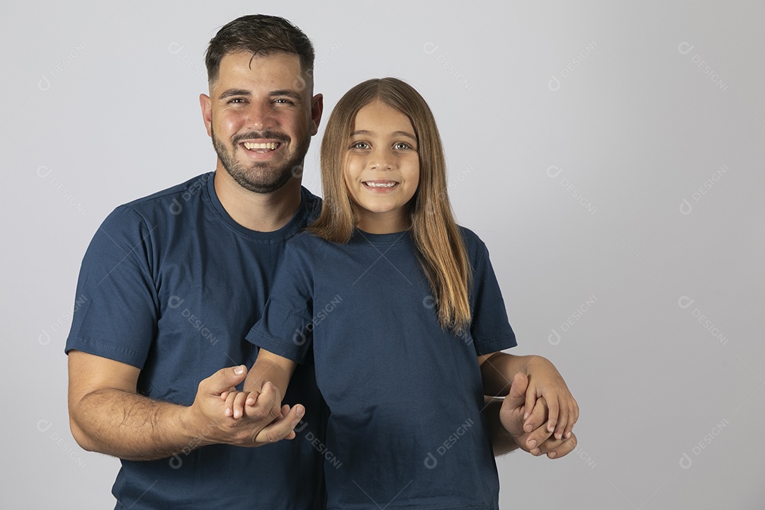 Lindo pai ao lado de sua filha felizes e sorridentes fundo isolado branco