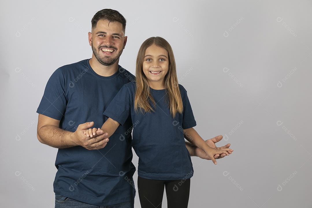 Lindo pai ao lado de sua filha felizes e sorridentes fundo isolado branco