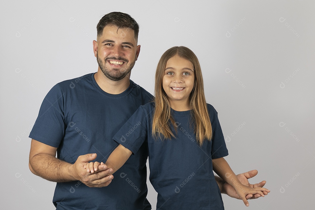 Lindo pai ao lado de sua filha felizes e sorridentes fundo isolado branco