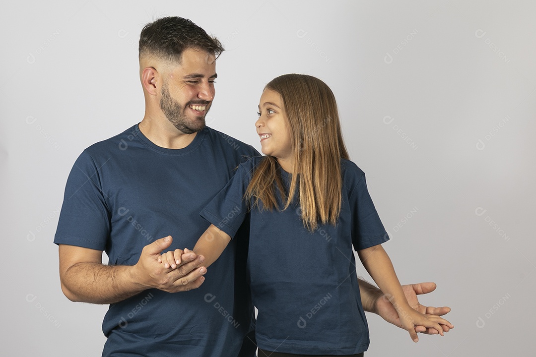 Lindo pai ao lado de sua filha felizes e sorridentes fundo isolado branco