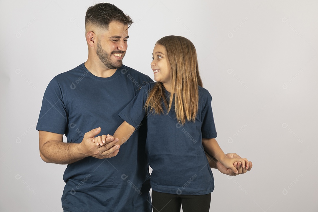 Lindo pai ao lado de sua filha felizes e sorridentes fundo isolado branco