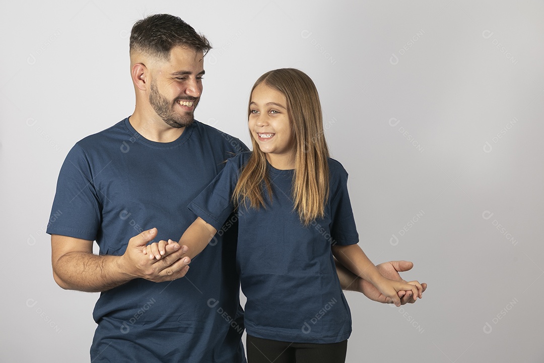 Lindo pai ao lado de sua filha felizes e sorridentes fundo isolado branco