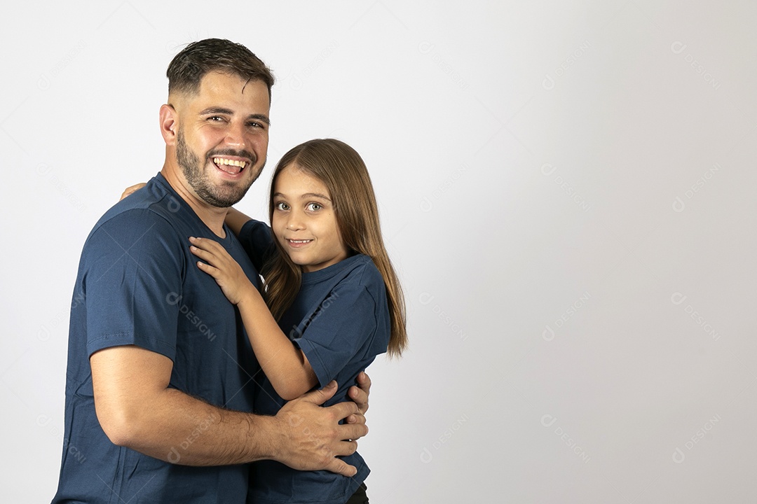 Lindo pai ao lado de sua filha felizes e sorridentes fundo isolado branco