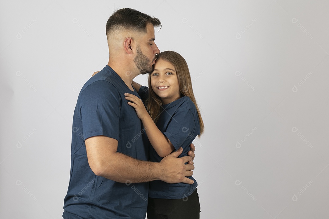 Lindo pai ao lado de sua filha felizes e sorridentes fundo isolado branco