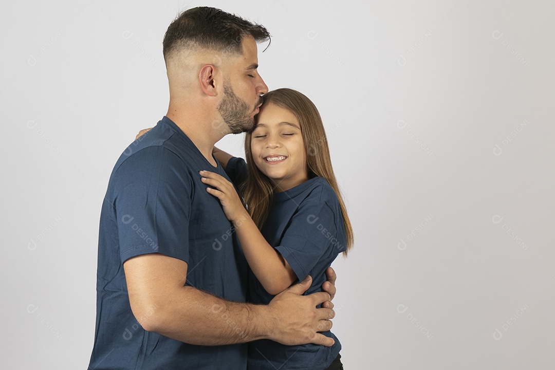 Lindo pai ao lado de sua filha felizes e sorridentes fundo isolado branco