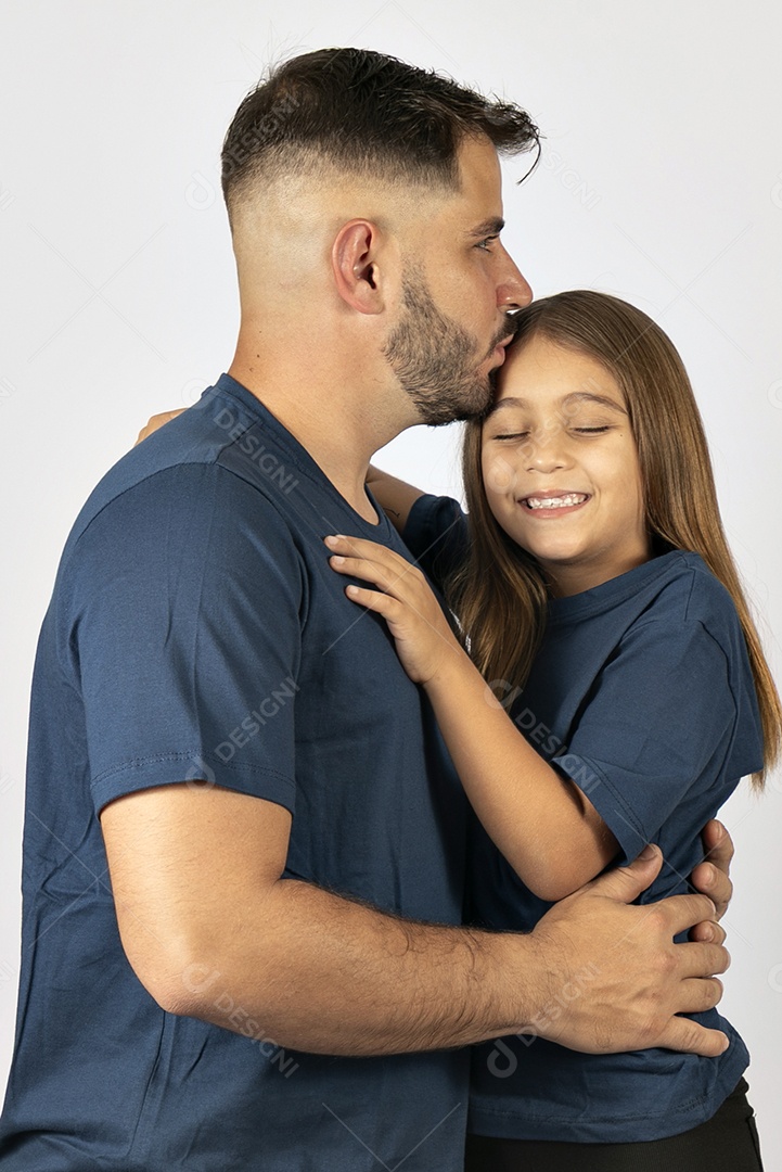 Lindo pai ao lado de sua filha felizes e sorridentes fundo isolado branco