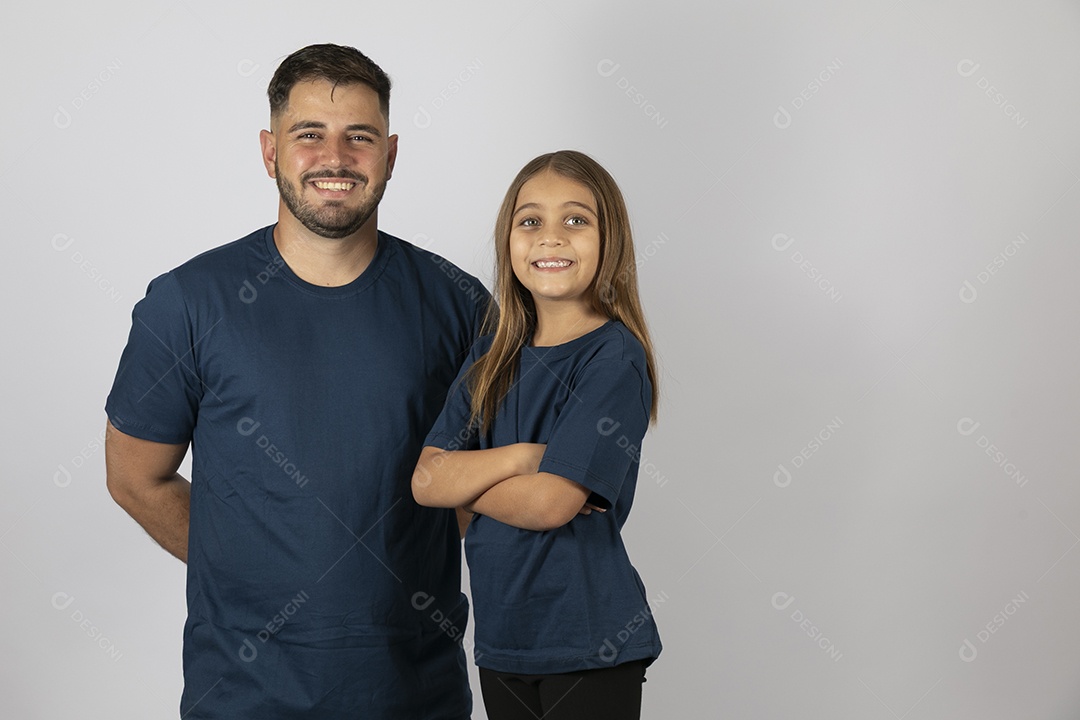 Lindo pai ao lado de sua filha felizes e sorridentes fundo isolado branco