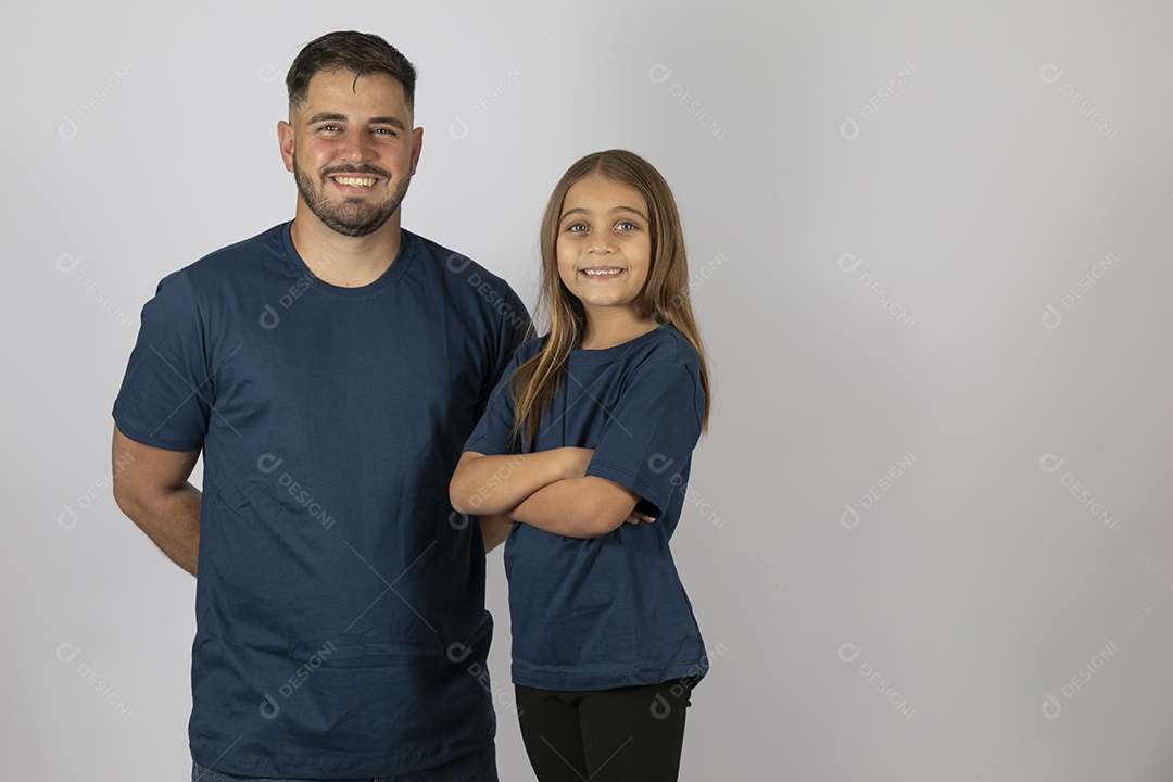 Lindo pai ao lado de sua filha felizes e sorridentes fundo isolado branco