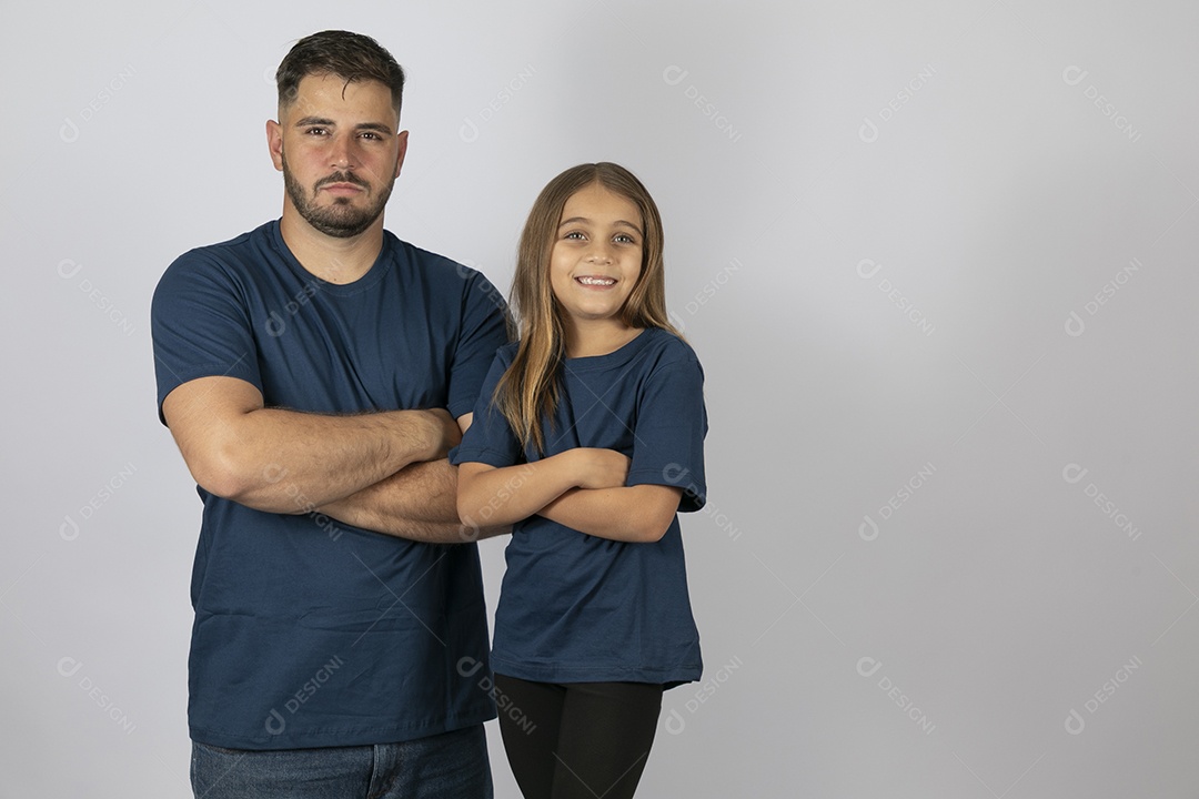 Lindo pai ao lado de sua filha felizes e sorridentes fundo isolado branco