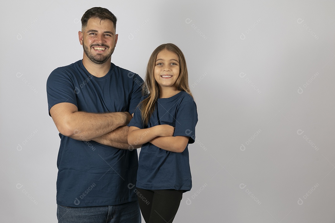 Lindo pai ao lado de sua filha felizes e sorridentes fundo isolado branco