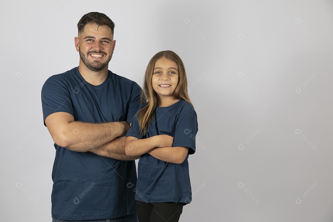 Lindo pai ao lado de sua filha felizes e sorridentes fundo isolado branco